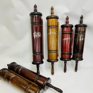 בית מגילה מעץ פתח נגלל מהצד גדלים שונים לבחירה