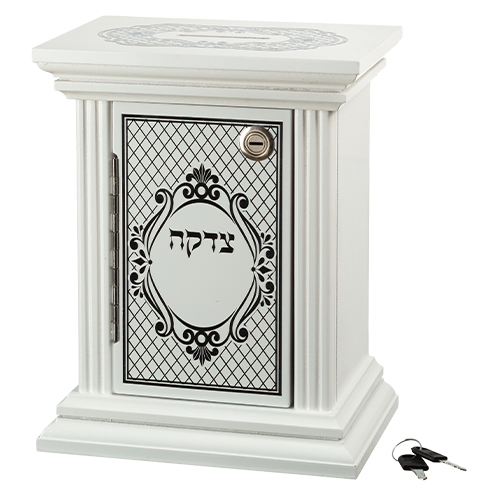 קופת צדקה עץ לבן מהודרת עם מנעול 22x29 ס"מ.