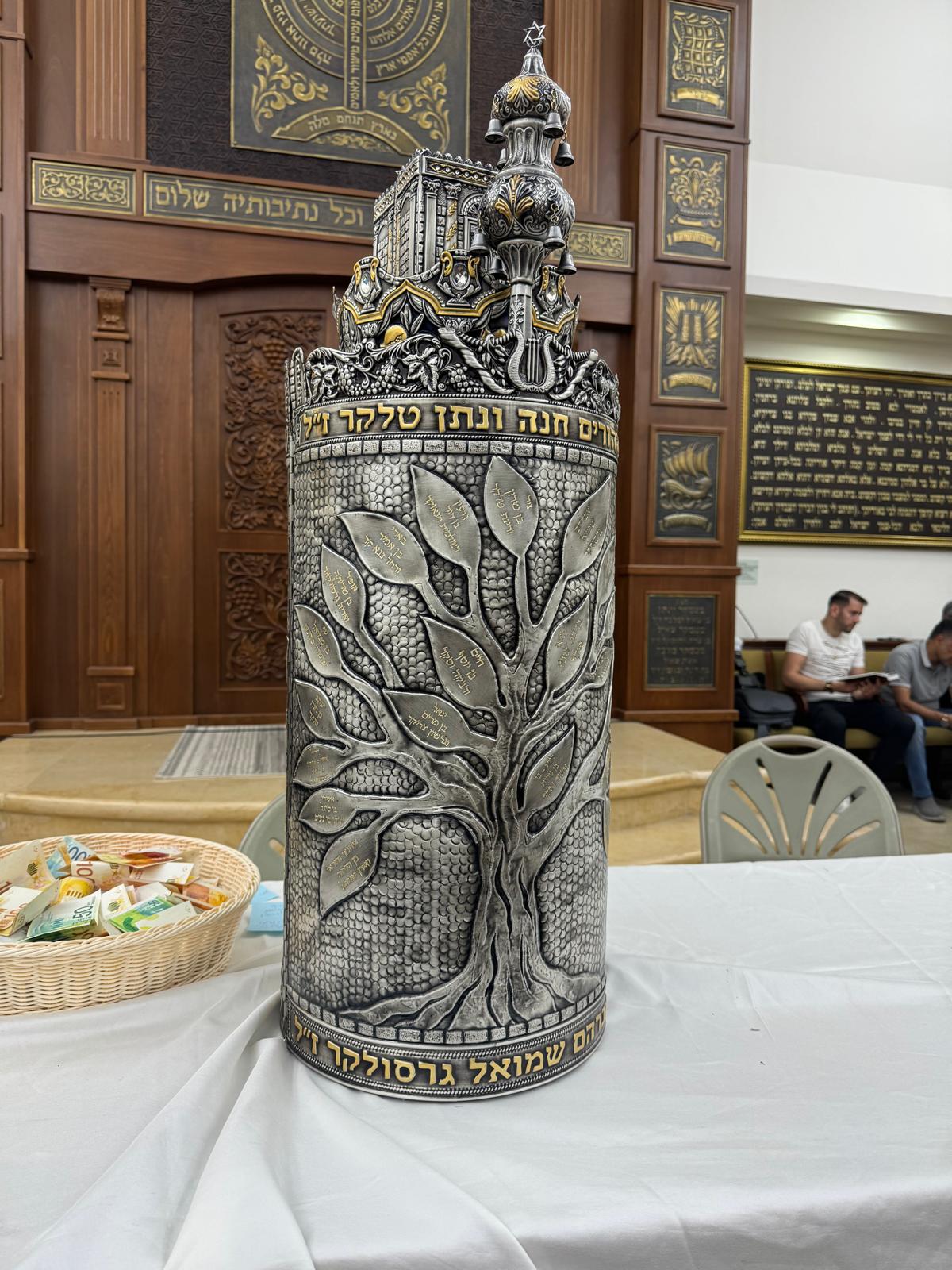 Magnificent Torah Case for Torah Donors Group with option for up to 300 names - Image 8