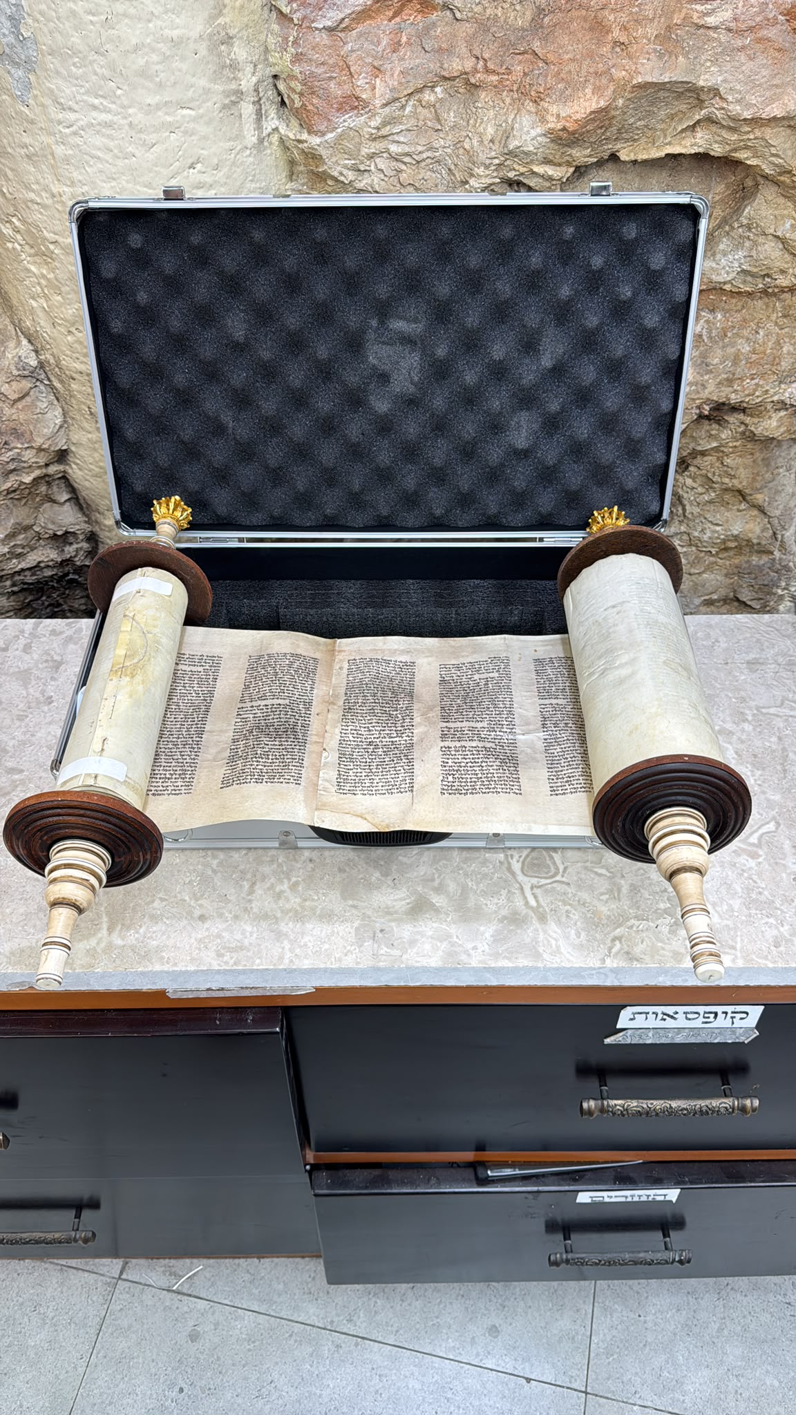 Sephardic Sefer Torah, Height 45 cm, Cat. 40 (העתק)